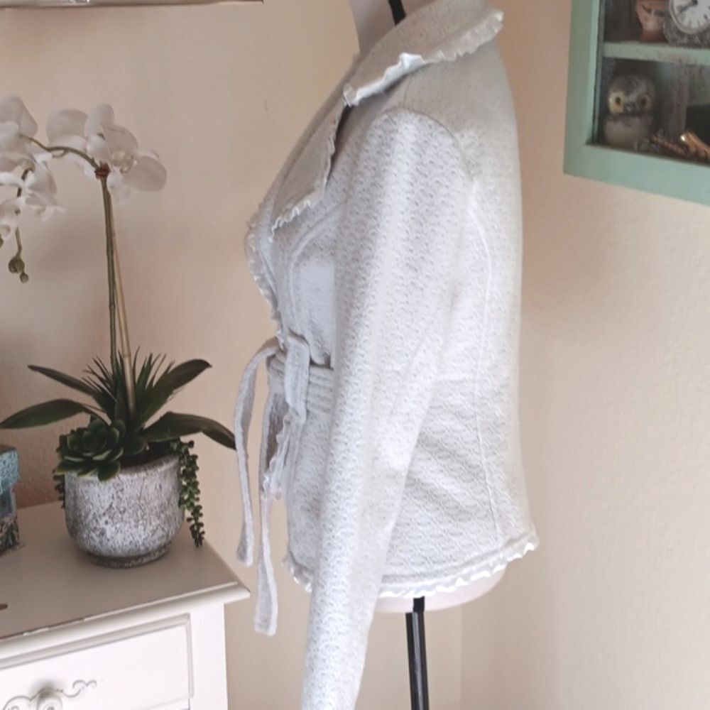 Me Jane Textured Cream Blazer with Belt. Feminine. Soft Girl - Picture 4 of 8